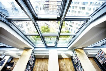 FAQ: Soll ich Hotelmanagement privat oder staatlich studieren? Ausblick aus Fensterfront einer Hochschulbibliothek