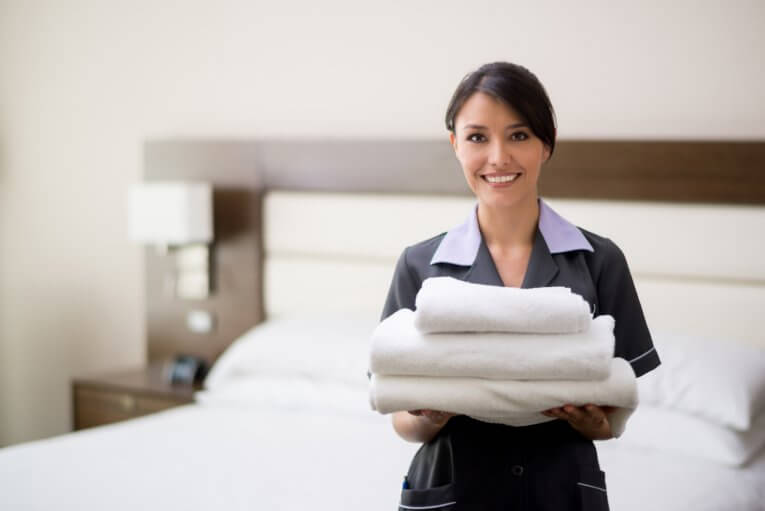 Hotelfachfrau bringt frische Handtücher
