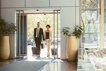 Mann und Frau betreten die Hotellobby