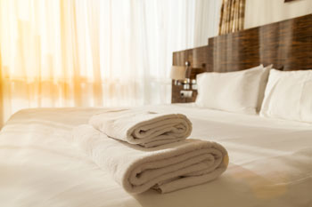 Handtücher auf Hotelbett