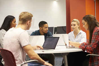 Fünf Studenten lernen zusammen