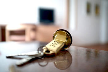Hotelzimmerschlüssel liegt auf dem Tisch