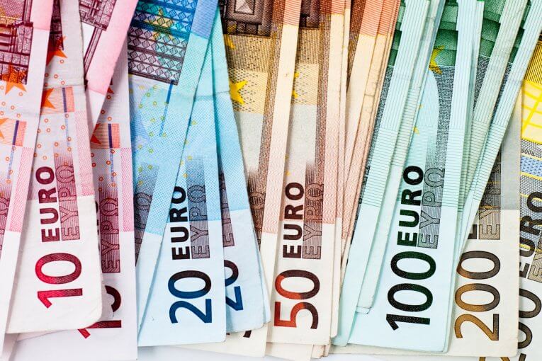 Euro-Geldscheine von links nach rechts mit aufsteigendem Wert