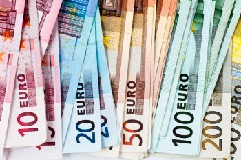 Euro-Geldscheine von links nach rechts mit aufsteigendem Wert