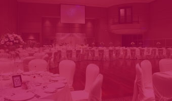 Hotelmitarbeiterin steht in Veranstaltungsraum eines Hotels