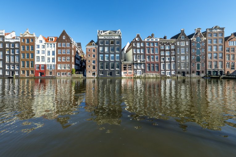 Häuserreihe an Kanal in Amsterdam