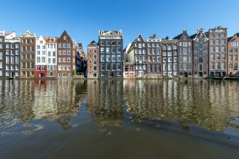 Auslandsstudium Niederlande Uebersicht Häuserreihe am Kanal in Amsterdam