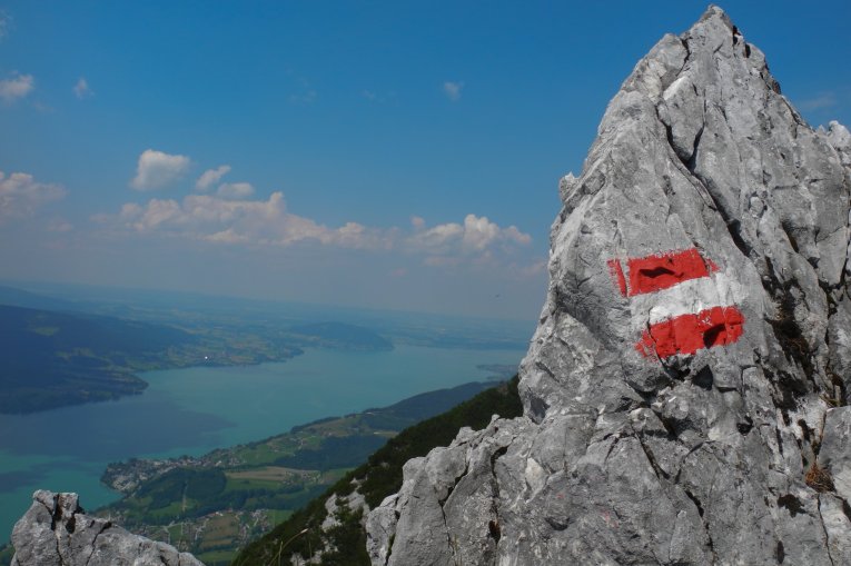 Ausblick von einem Berg auf österreichische Landschaft