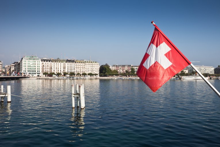 Schweizer Flagge hängt über dem Wasser