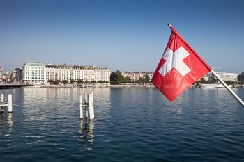 Schweizer Flagge hängt über Wasser